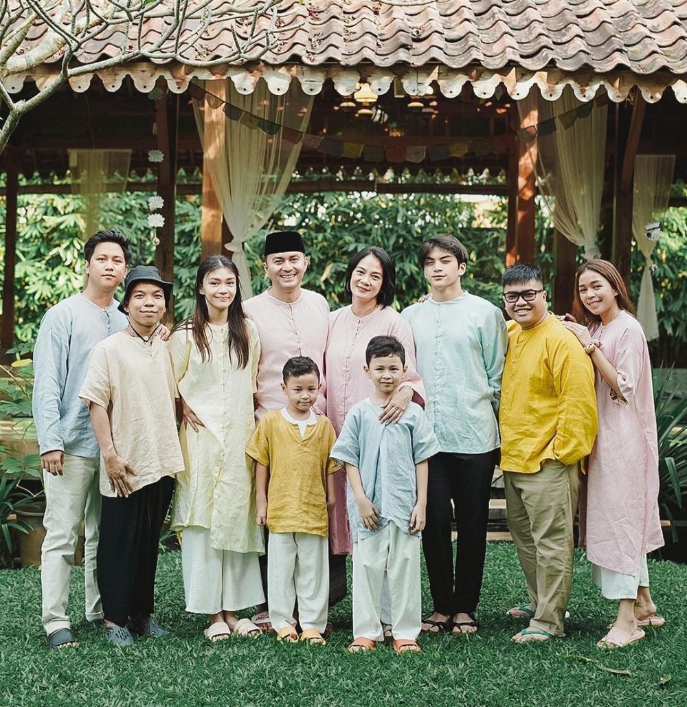 Berikan kasih sayang setara dengan anak kandung, begini potret kebersamaan 9 seleb bareng anak angkat