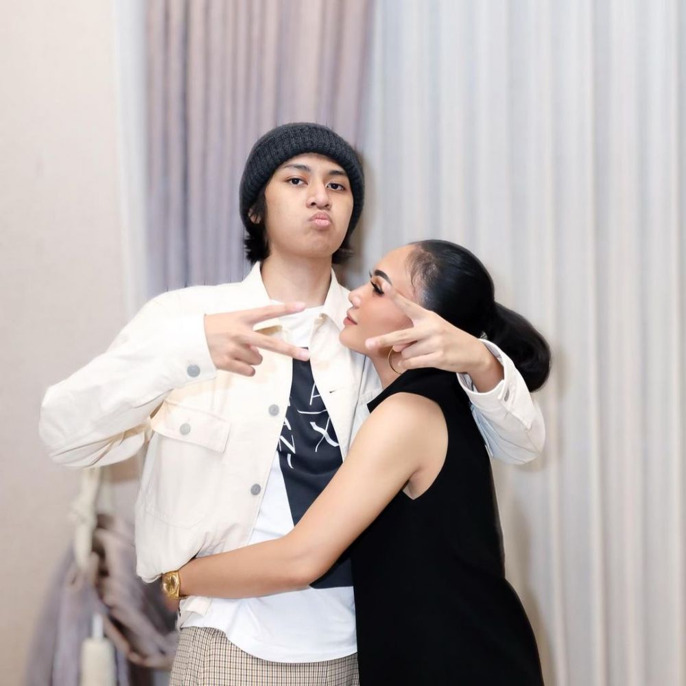 Berikan kasih sayang setara dengan anak kandung, begini potret kebersamaan 9 seleb bareng anak angkat