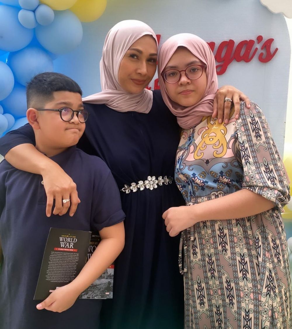 Berikan kasih sayang setara dengan anak kandung, begini potret kebersamaan 9 seleb bareng anak angkat