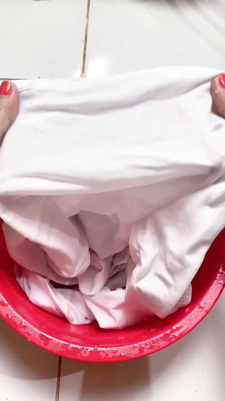 Punya baju putih yang mulai menguning? Jangan dibuang! Cuci dengan 2 bahan dapur ini biar cerah lagi