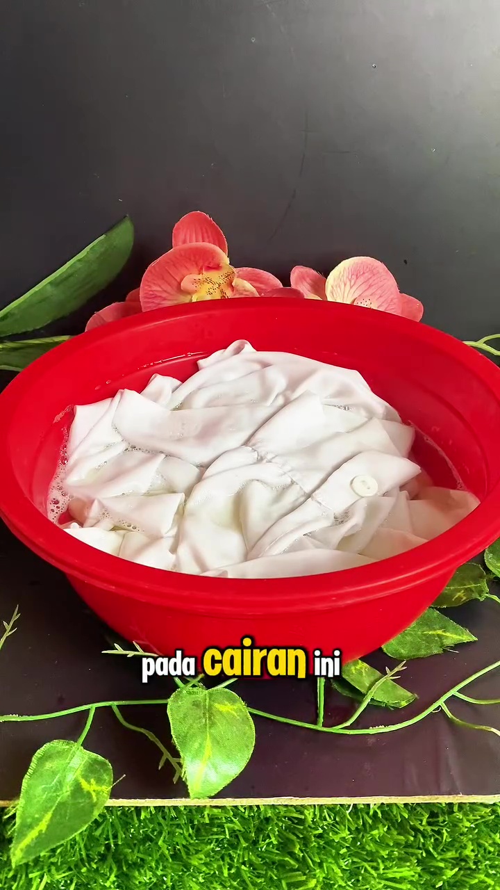 Punya baju putih yang mulai menguning? Jangan dibuang! Cuci dengan 2 bahan dapur ini biar cerah lagi