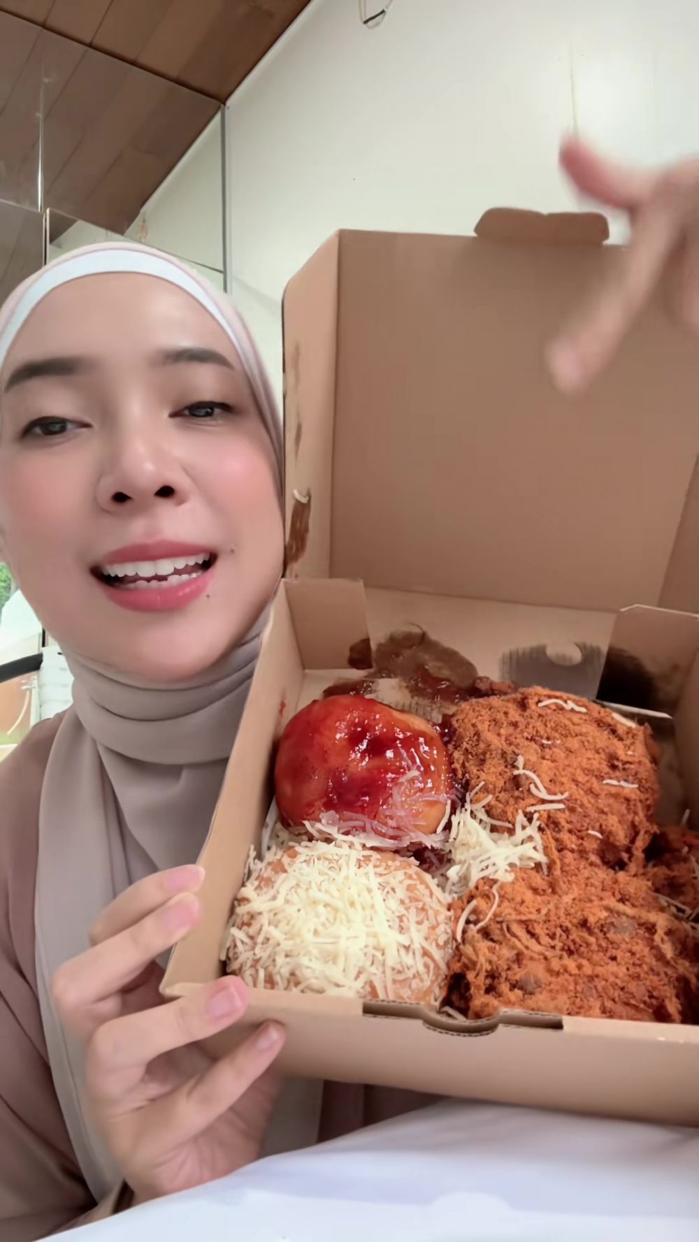 Jajal donat Pinkan Mambo, review Fitri Tropica ini malah sukses bikin warganet ngiler