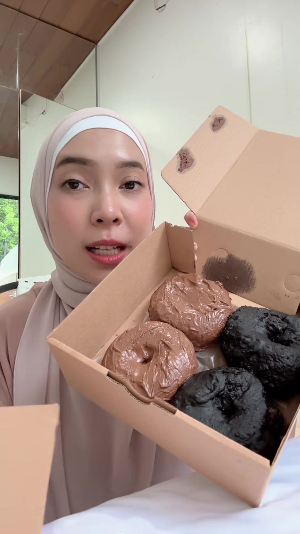 Jajal donat Pinkan Mambo, review Fitri Tropica ini malah sukses bikin warganet ngiler