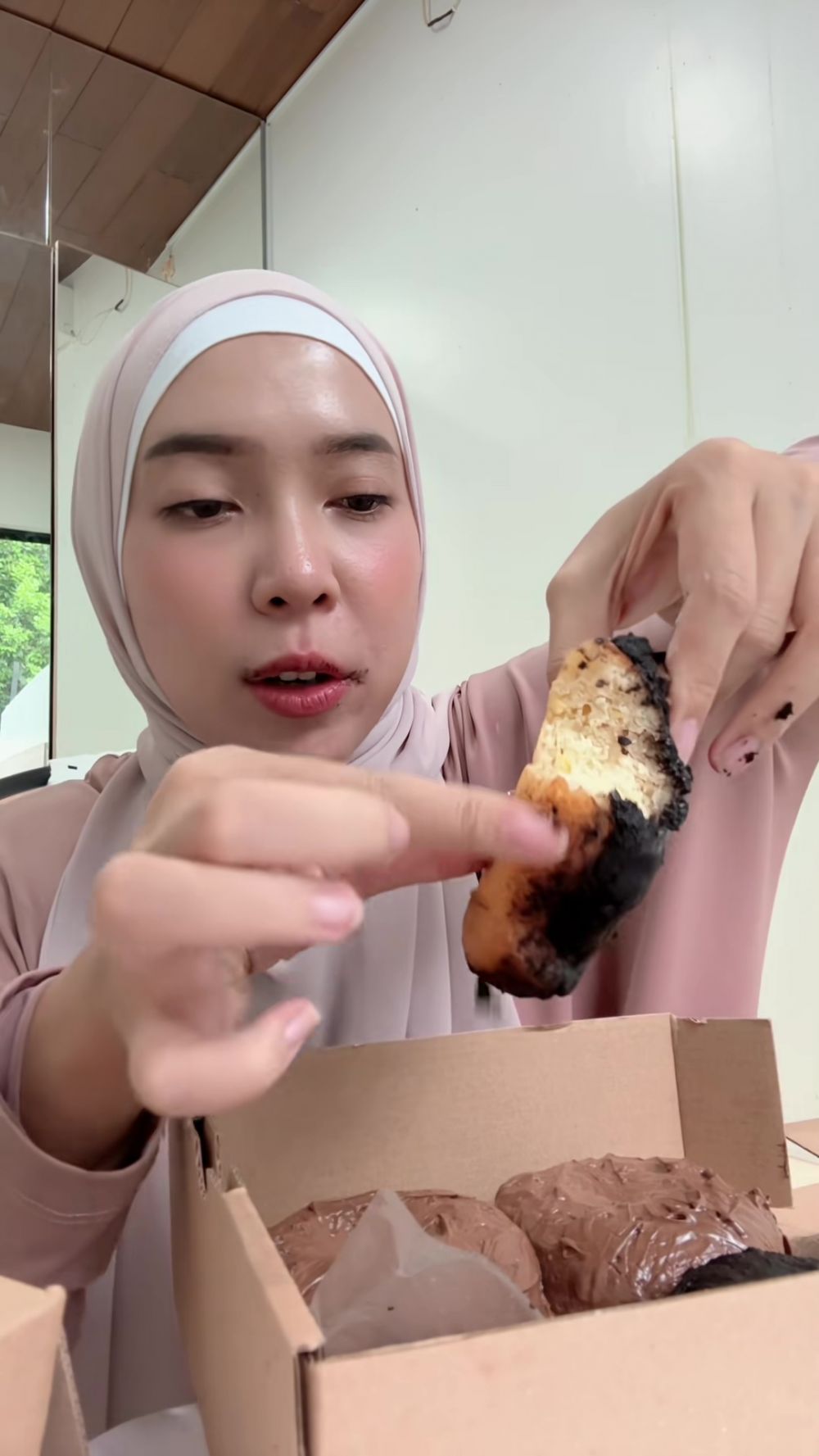 Jajal donat Pinkan Mambo, review Fitri Tropica ini malah sukses bikin warganet ngiler