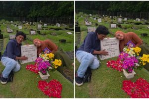 Momen haru Ikang Fawzi peringati setahun meninggalnya Marissa Haque, tersenyum elus nisan sang istri