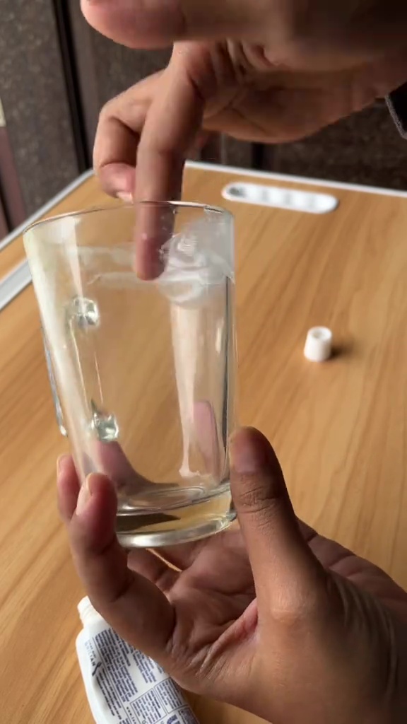 Ingin mengubah gelas kusam jadi kinclong tanpa beli baru? Cukup oleskan 1 bahan sederhana ini