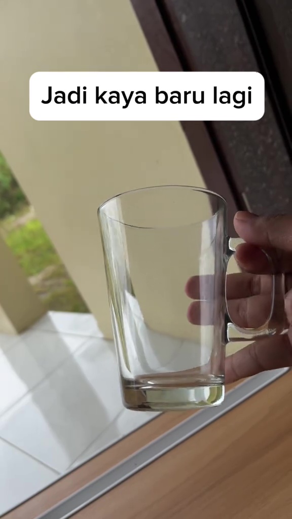 Ingin mengubah gelas kusam jadi kinclong tanpa beli baru? Cukup oleskan 1 bahan sederhana ini