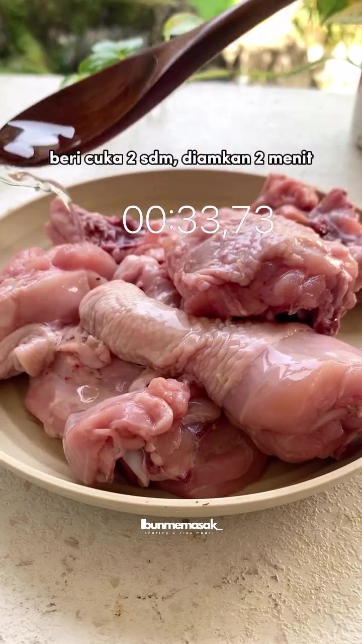 Trik ini sukses bikin daging ayam tak berdarah saat direbus atau digoreng, rahasianya di 1 bahan dapur