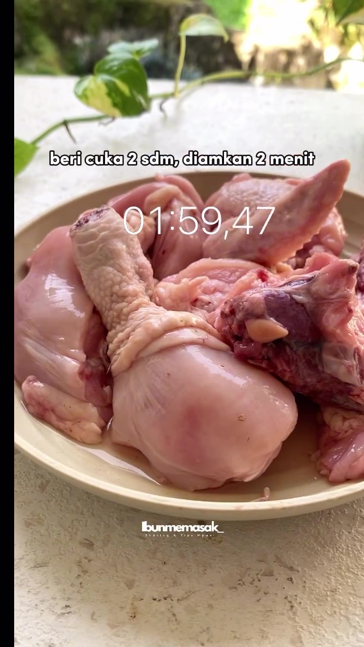 Trik ini sukses bikin daging ayam tak berdarah saat direbus atau digoreng, rahasianya di 1 bahan dapur