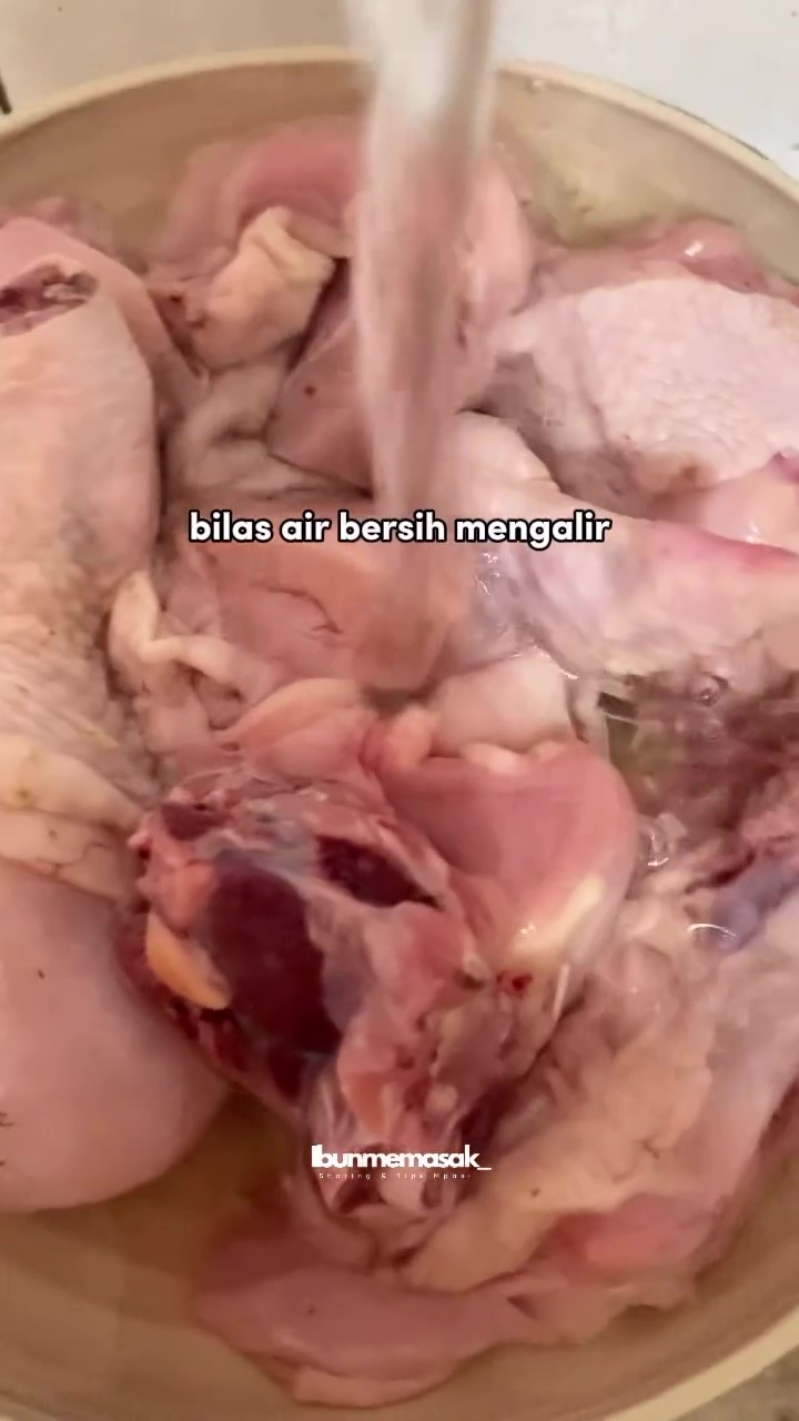 Trik ini sukses bikin daging ayam tak berdarah saat direbus atau digoreng, rahasianya di 1 bahan dapur