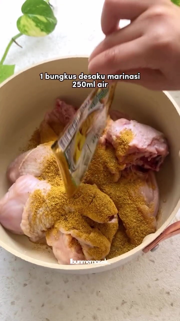 Trik ini sukses bikin daging ayam tak berdarah saat direbus atau digoreng, rahasianya di 1 bahan dapur