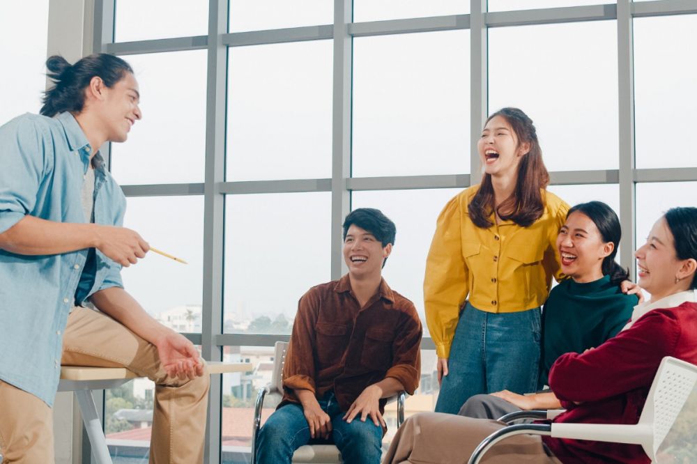 Apa itu relasi? Kenali arti, jenis, dan contohnya dalam kehidupan sehari-hari