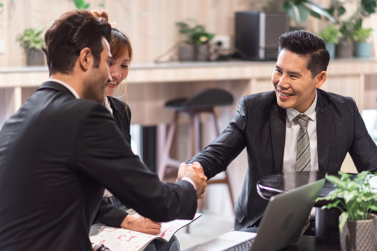 Apa itu relasi? Kenali arti, jenis, dan contohnya dalam kehidupan sehari-hari