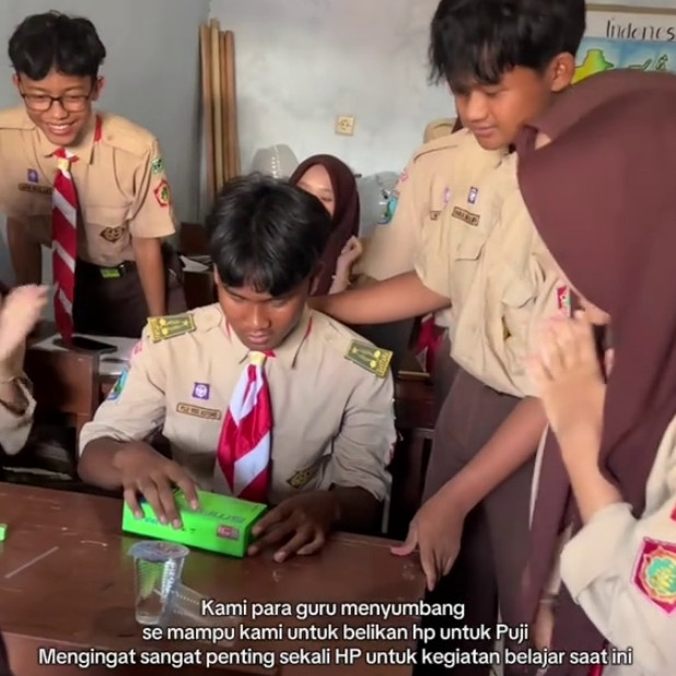 Siswa dapat hadiah HP dari patungan para guru, meski sederhana tetap banjir pujian warganet