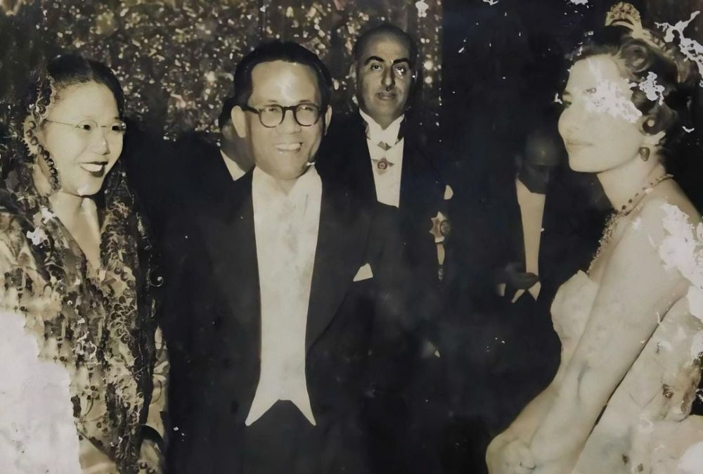 Pesona klasiknya nggak pudar dimakan waktu, ini potret masa muda 11 kakek dan nenek seleb