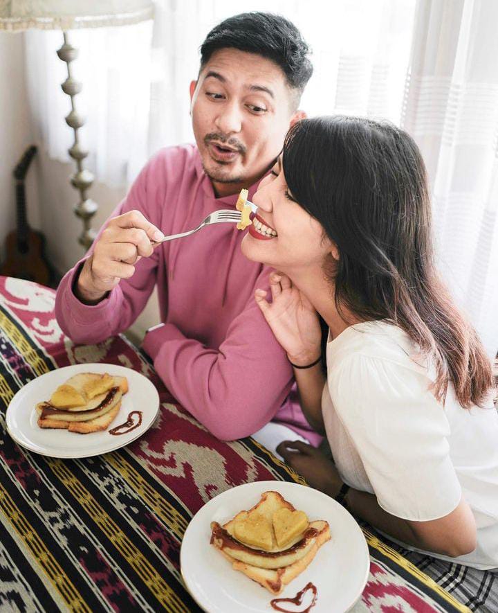 Dari cinlok jadi komitmen serius, ini 11 potret kebersamaan Ryan Delon & Sharena usai 11 tahun menikah