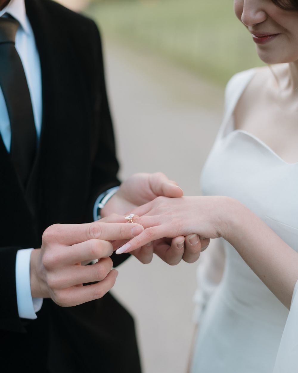 Romantis berlatar pemandangan Swiss, 9 potret El Rumi lamar Syifa Hadju, harga cincinnya nyaris Rp1 M