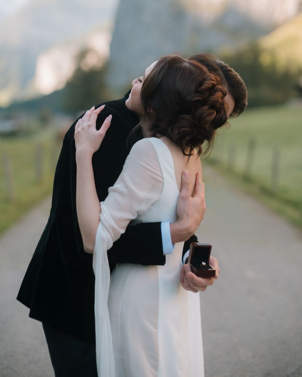 Romantis berlatar pemandangan Swiss, 9 potret El Rumi lamar Syifa Hadju, harga cincinnya nyaris Rp1 M