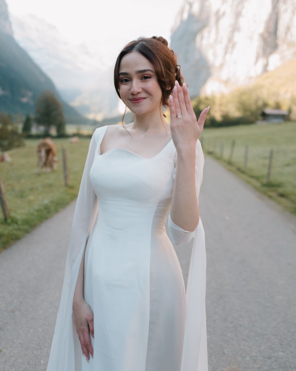 Romantis berlatar pemandangan Swiss, 9 potret El Rumi lamar Syifa Hadju, harga cincinnya nyaris Rp1 M