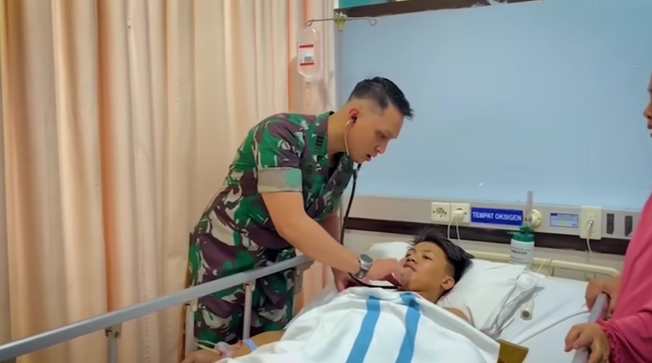 Sosok Dokter Aaron Simatupang, rela bertaruh nyawa saat amputasi korban di bawah reruntuhan ponpes