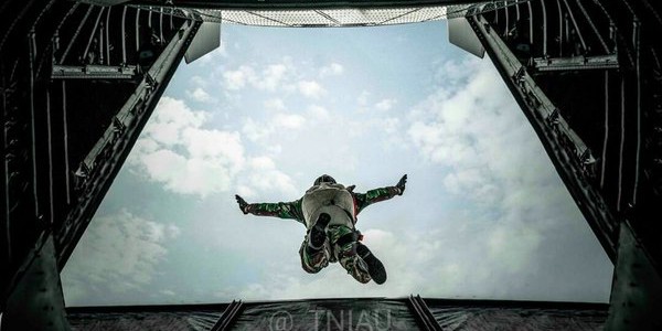 Insiden terjun payung di latihan HUT TNI: Parasut bermasalah, prajurit marinir Praka Zaenal gugur