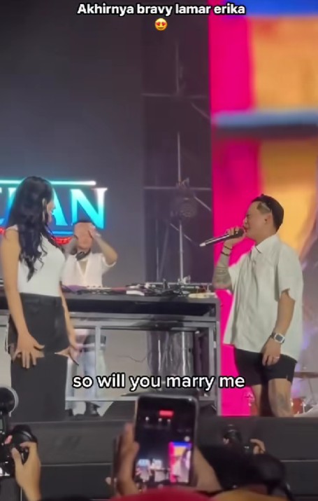 Sering merengek minta dinikahi, ini 9 potret Erika Carlina akhirnya dilamar DJ Bravy di atas panggung