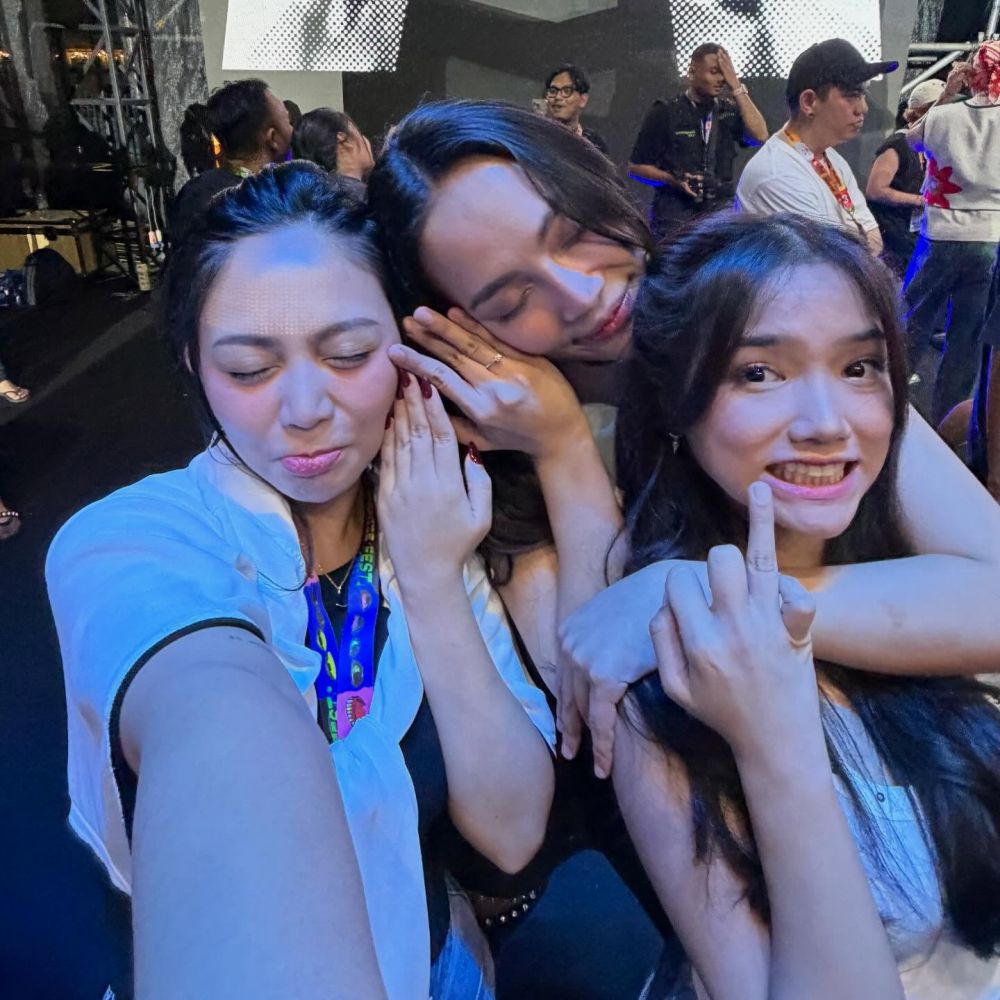 Sering merengek minta dinikahi, ini 9 potret Erika Carlina akhirnya dilamar DJ Bravy di atas panggung