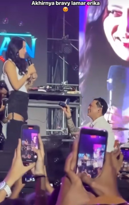 Sering merengek minta dinikahi, ini 9 potret Erika Carlina akhirnya dilamar DJ Bravy di atas panggung