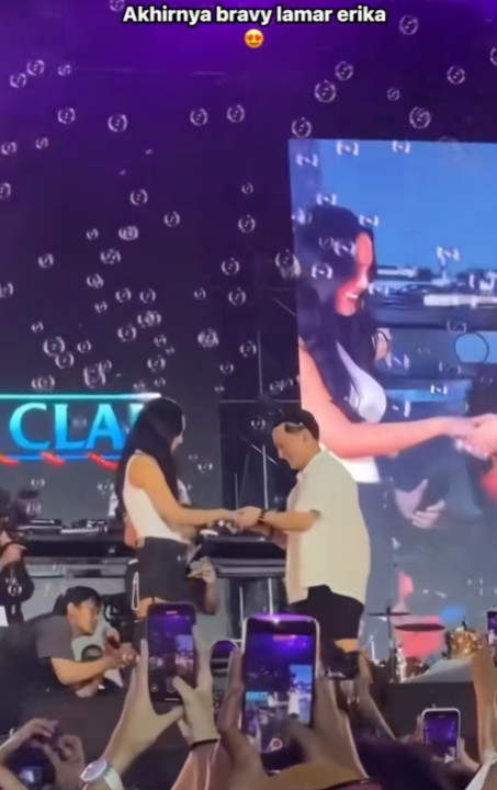 Sering merengek minta dinikahi, ini 9 potret Erika Carlina akhirnya dilamar DJ Bravy di atas panggung