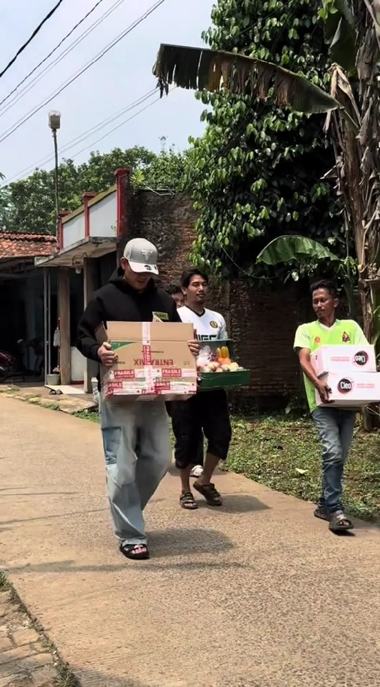 Sempat dituding ogah tanggung jawab, 9 potret Nadya Almira kunjungi korban ditabraknya 12 tahun lalu