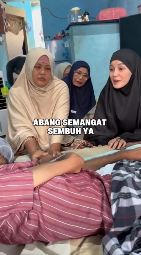 Sempat dituding ogah tanggung jawab, 9 potret Nadya Almira kunjungi korban ditabraknya 12 tahun lalu