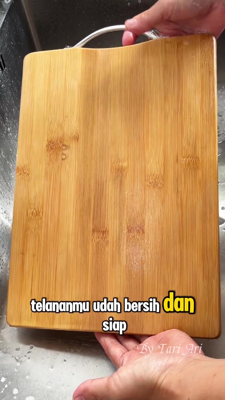 Talenan bau amis jangan cuma dicuci pakai sabun, tambahkan 1 bahan dapur ini biar bersih lagi