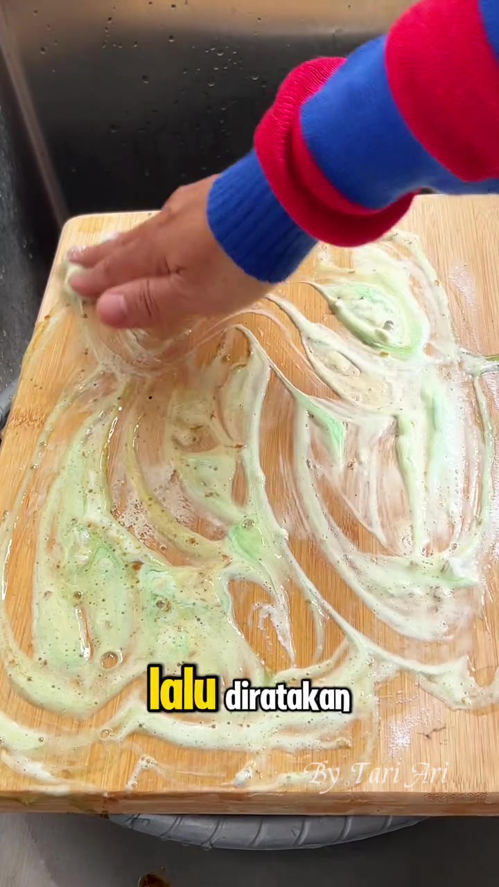 Talenan bau amis jangan cuma dicuci pakai sabun, tambahkan 1 bahan dapur ini biar bersih lagi