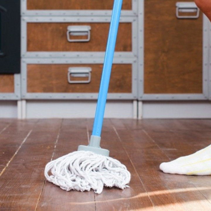 Trik mengepel lantai biar kesat, harum, dan bikin rumah bebas nyamuk, kuncinya di 1 bahan dapur ini