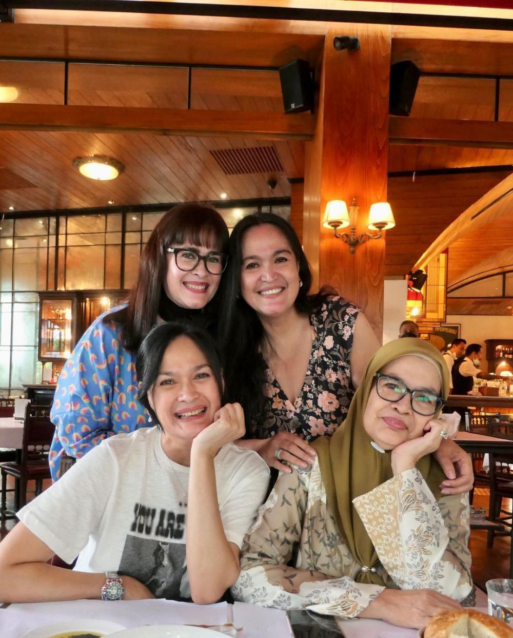 Empat bersaudara perempuan semua, begini 9 potret kompak Donna Harun bareng saudara kandungnya