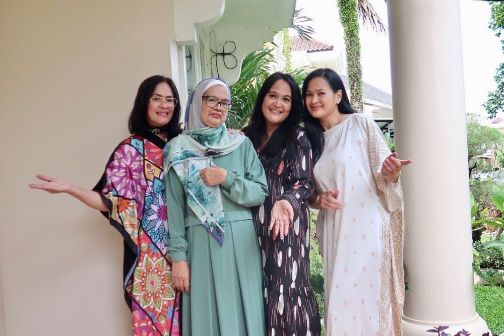 Empat bersaudara perempuan semua, begini 9 potret kompak Donna Harun bareng saudara kandungnya