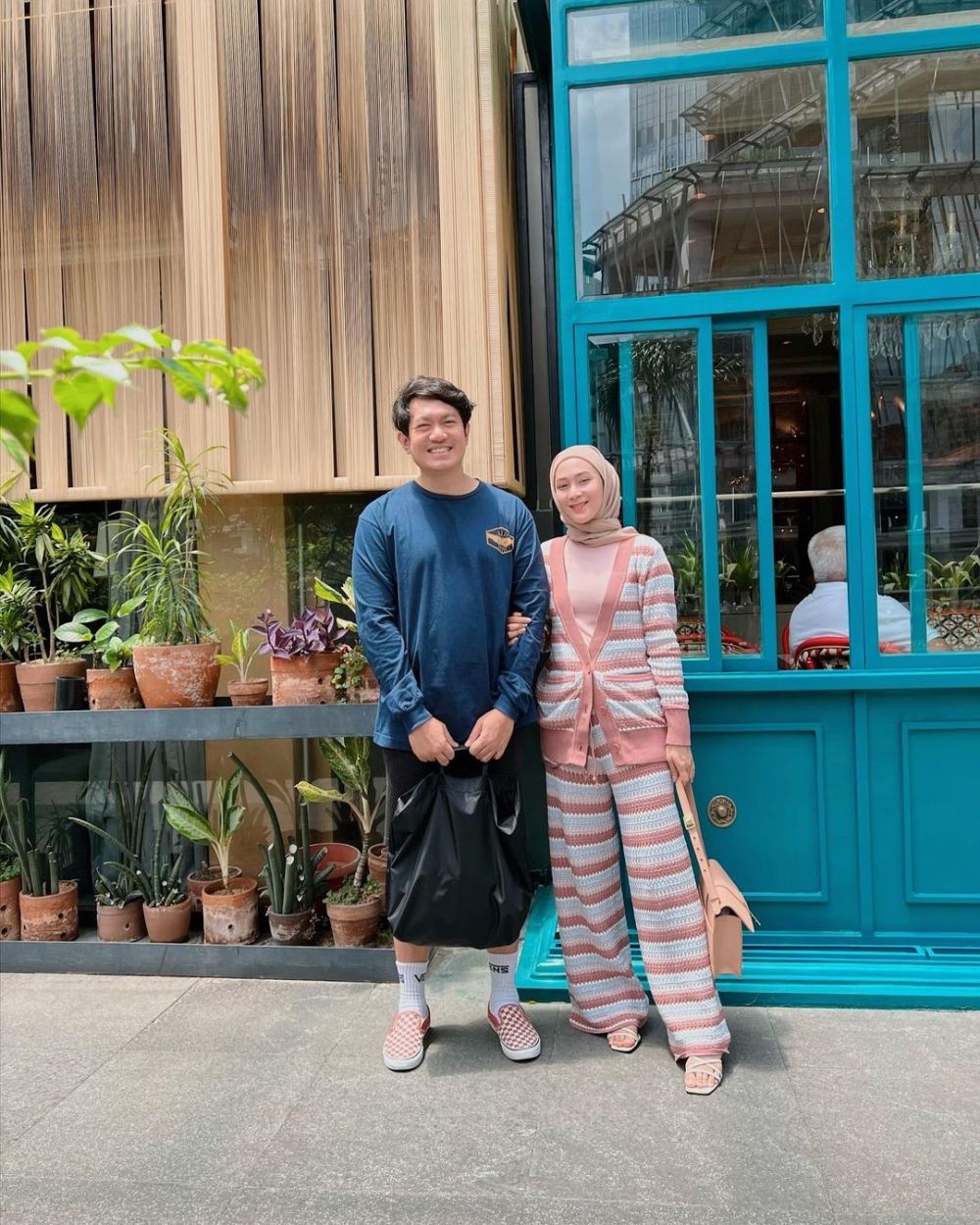 Suka bikin konten lucu dengan istri, ini 11 potret kompak 'Chelsea' Para Pencari Tuhan bareng pasangan