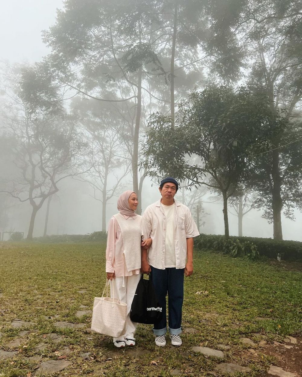 Suka bikin konten lucu dengan istri, ini 11 potret kompak 'Chelsea' Para Pencari Tuhan bareng pasangan