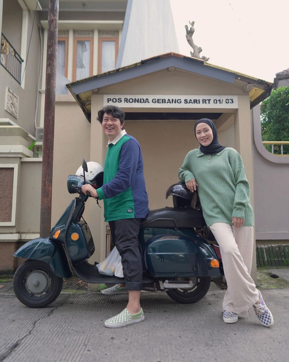 Suka bikin konten lucu dengan istri, ini 11 potret kompak 'Chelsea' Para Pencari Tuhan bareng pasangan