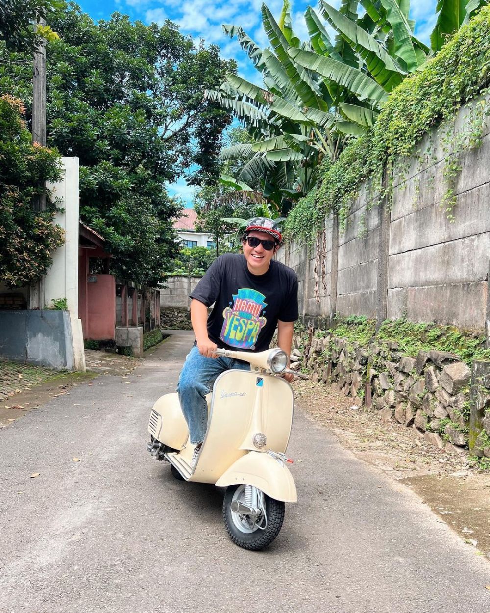 Suka bikin konten lucu dengan istri, ini 11 potret kompak 'Chelsea' Para Pencari Tuhan bareng pasangan