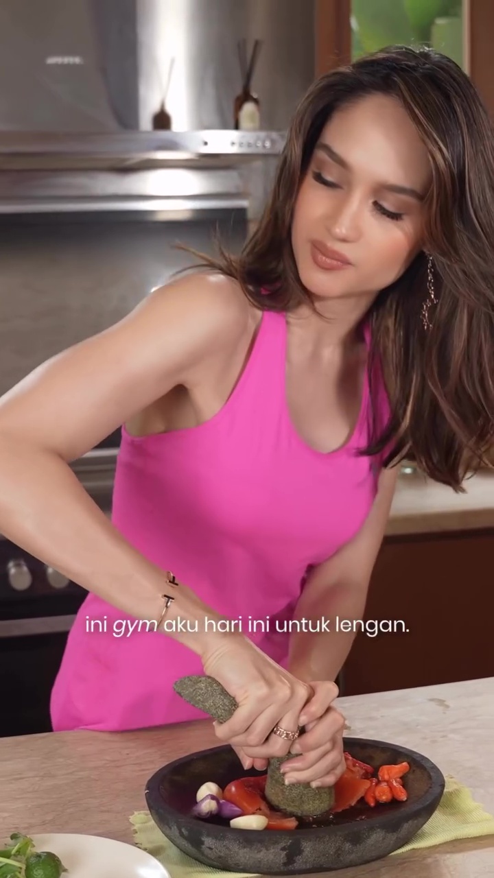 Masak menu khas Sunda, aksi Cinta Laura hindari cipratan minyak saat goreng ikan asin ini bikin salfok