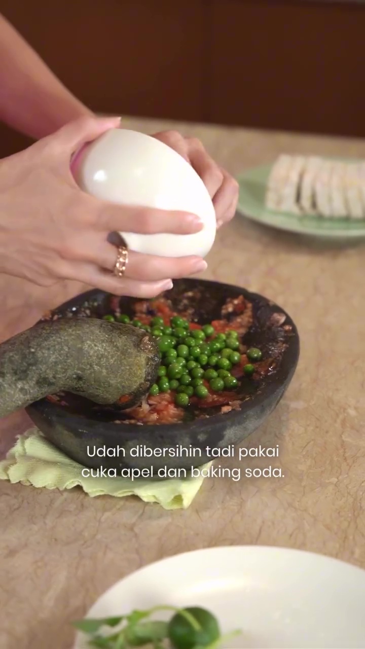 Masak menu khas Sunda, aksi Cinta Laura hindari cipratan minyak saat goreng ikan asin ini bikin salfok