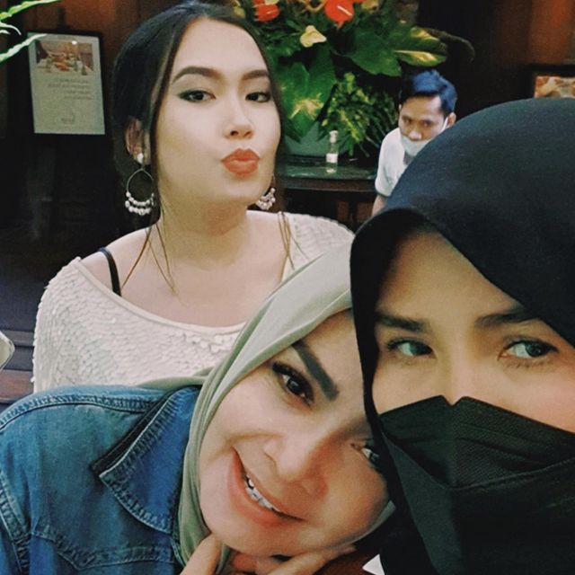 Bak kakak-adik, begini 9 potret kebersamaan Nicky Astria dan sang putri Zana Chobhita