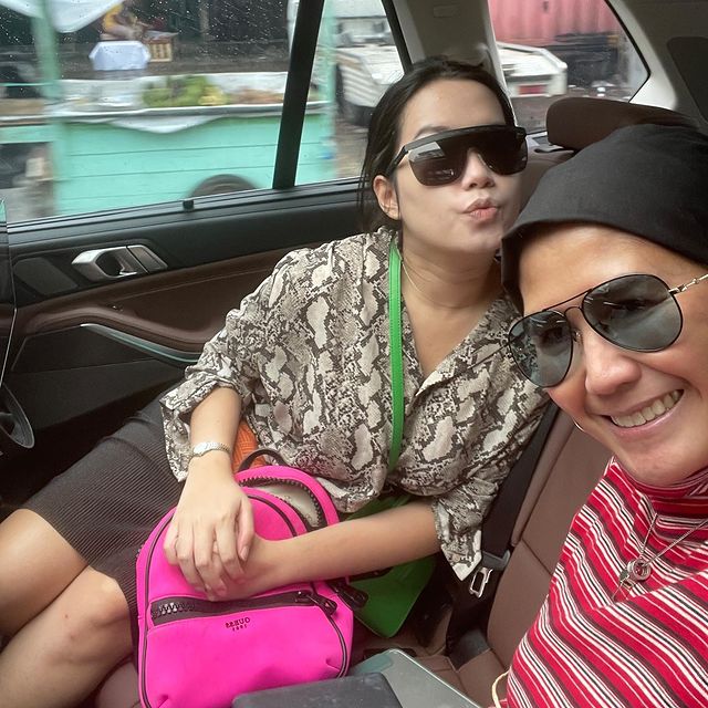 Bak kakak-adik, begini 9 potret kebersamaan Nicky Astria dan sang putri Zana Chobhita