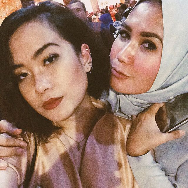 Bak kakak-adik, begini 9 potret kebersamaan Nicky Astria dan sang putri Zana Chobhita