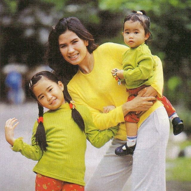 Bak kakak-adik, begini 9 potret kebersamaan Nicky Astria dan sang putri Zana Chobhita