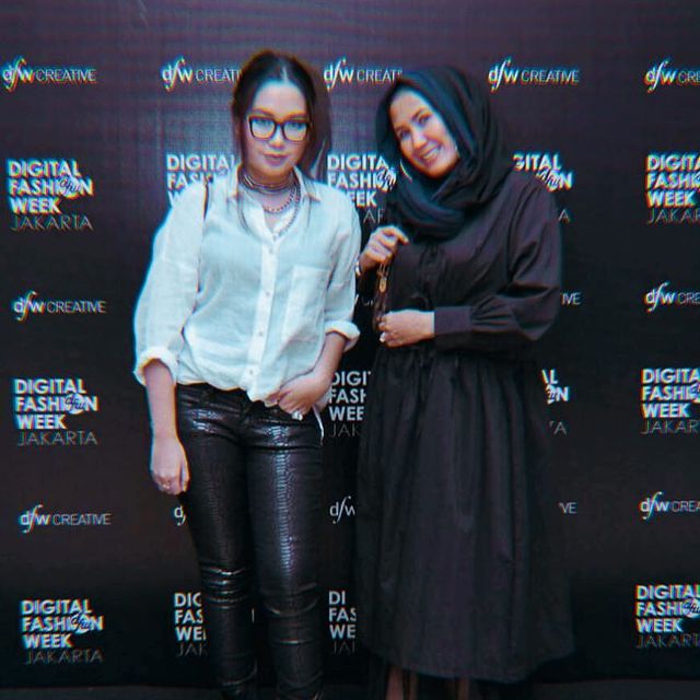 Bak kakak-adik, begini 9 potret kebersamaan Nicky Astria dan sang putri Zana Chobhita