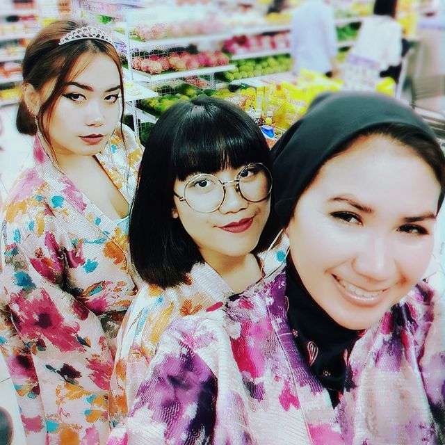 Bak kakak-adik, begini 9 potret kebersamaan Nicky Astria dan sang putri Zana Chobhita