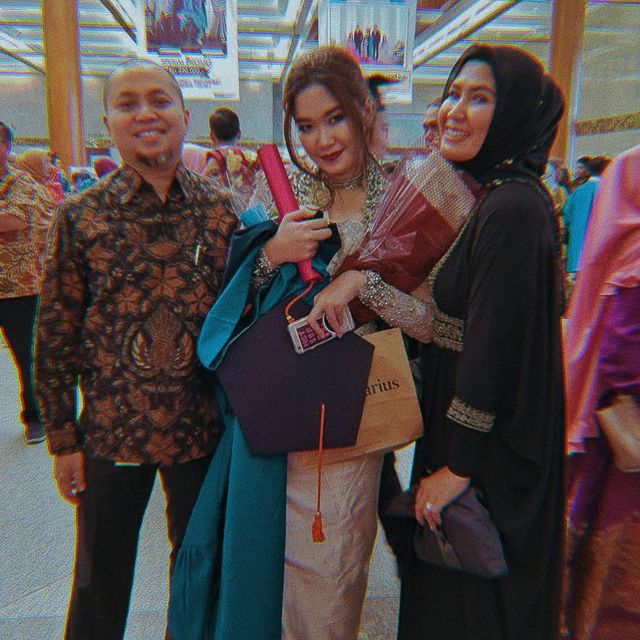 Bak kakak-adik, begini 9 potret kebersamaan Nicky Astria dan sang putri Zana Chobhita