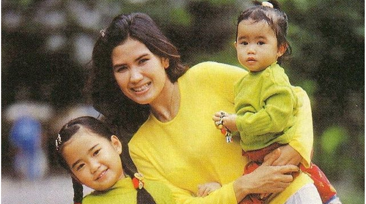 Bak kakak-adik, begini 9 potret kebersamaan Nicky Astria dan sang putri Zana Chobhita